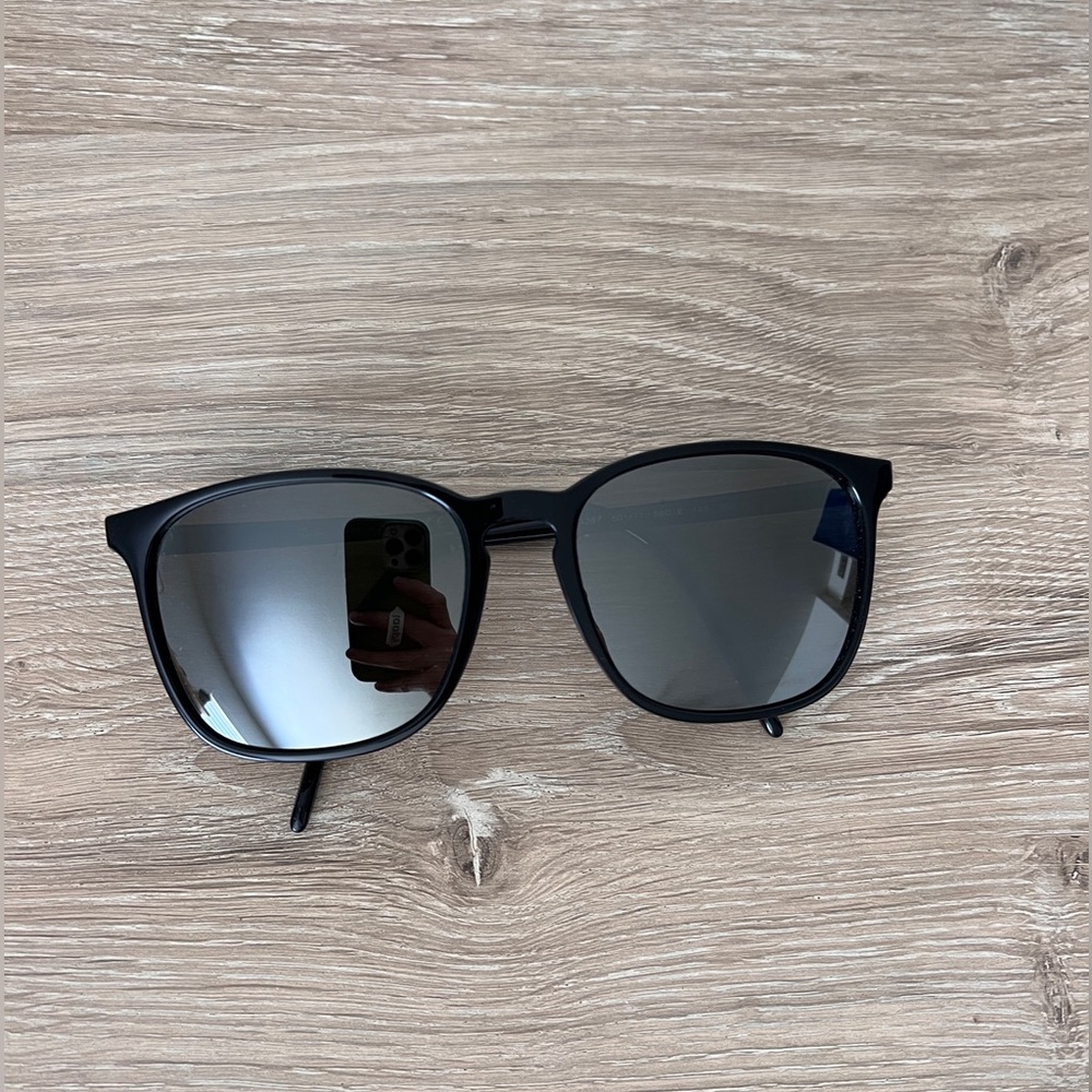 Mirrored black Ray Bans